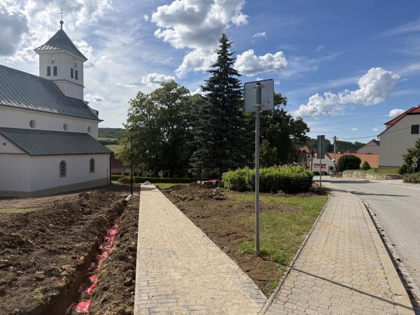 Revitalizace okolí kostela v plném proudu