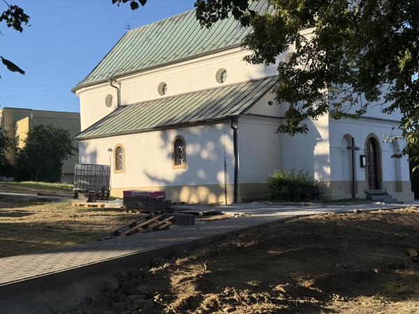 Revitalizace okolí kostela se pomalu chýlí ke konci