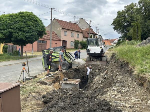 Práce na revitalizaci okolí kostela pokračují