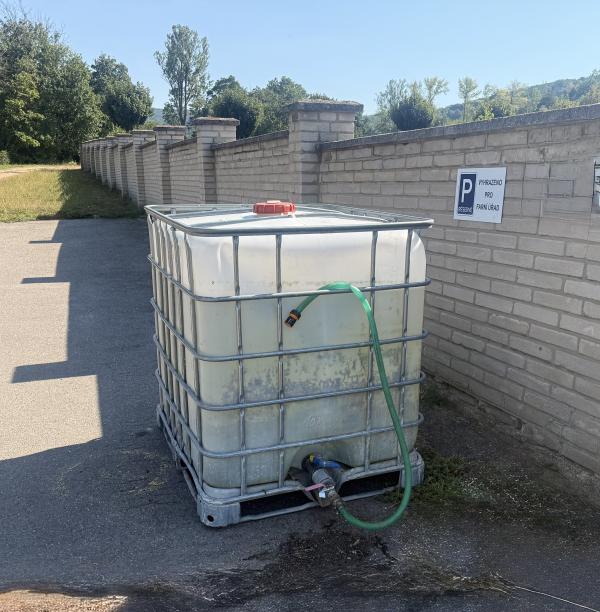 Došla voda v retenční nádrži u hřbitova