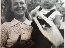 Vávrovi maminka Štěpánka, dcera Lidka 1960