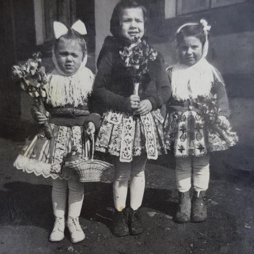 vítání jara 1955 Vlasta Popelková, p.Zdena Holbová,p.Merie Klonová